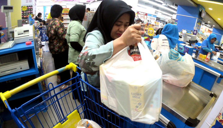 Mulai Hari Ini, Kantong Plastik Berbayar Rp200 Kembali Diberlakukan